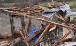 Kahramanmaraş’ta Şiddetli Rüzgar Çatıları Uçurdu, Ağaçları Devirdi