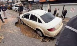 Kahramanmaraş’ta yol çöktü, araç çukura düştü