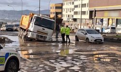 Kahramanmaraş’taki çukura bu kez kamyon düştü