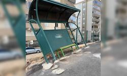 Kahramanmaraş'ta fırtına otobüs durağını ve ağaçları devirdi