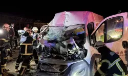 Kamyonet, park halindeki TIR'a çarptı; sıkışan yolcu hayatını kaybetti