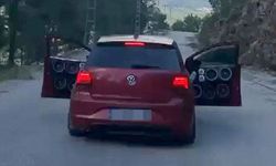 Kapıları açık ilerleyen otomobilin 15 yaşındaki sürücüsüne 60 bin lira ceza