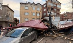 Ordu’da saatte 100 kilometreyi bulan fırtına çatıları uçurdu