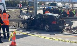 Otomobil bariyerlere ok gibi saplandı: Anne ve baba öldü, kız çocukları yaralandı