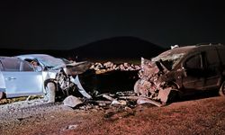 Otomobil ve hafif ticari araç kafa kafaya çarpıştı 5 kişi hayatını kaybetti