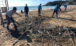 Sağanak sonrası kıyıda biriken atıklar kaldırıldı