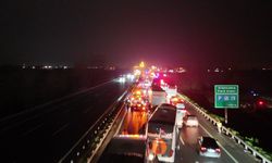 Sakarya’da 16 aracın karıştığı zincirleme kazada 4’ü ağır 13 yaralı: Olay yeri böyle görüntülendi