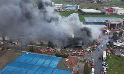 Silivri kablo ve inşaat malzemeleri üreten fabrikada korkutan yangın