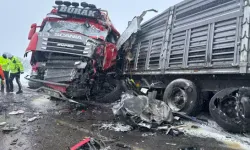 Sivas'ta 2 TIR çarpıştı: 1 ölü, 2 yaralı