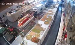 Sürücüsünün kontrolünü kaybettiği otomobilin pastaneye girdiği an kameraya yansıdı