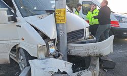 Tarım işçilerini taşıyan minibüs KGYS direğine çarptı, 15 yaralı