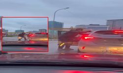 Trafikte gerilim: Motosikletli sürücü otomobildekini zorla araçtan indirmeye çalıştı