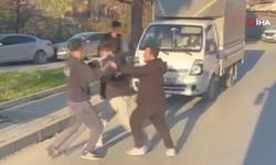 Trafikte yumruklu kavga kamerada, cadde boks ringine döndü