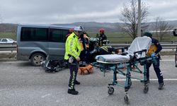 Çorum’da minibüs tıra çarptı: Sürücü araçta sıkıştı, eşi ve kızı yola savruldu