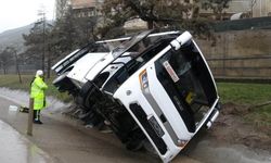 Isparta’da askeri nakil minibüsü devrildi: 11 yaralı