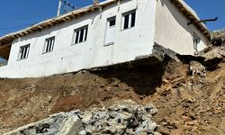 Yağış nedeniyle istinat duvarı çöktü, evin temeli ortaya çıktı