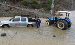 Yağış sonrası araçlar mahsur kaldı, zor anlar kamerada
