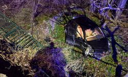 Ehliyetsiz sürücü 5 metrelik bahçe duvarından uçtu: 1 yaralı