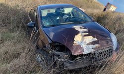 Yoldan çıkan otomobil tarlaya savruldu, 3 kişi yaralandı