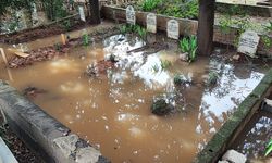 Adana’da mezarlık sular altında kaldı, vatandaşlar mezara poşetle girdi