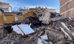 Ağır Hasarlı Bina İş Makinesinin Üstüne Devrildi