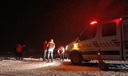 Ağrı’da yoğun tipi kazaya yol açtı: Kamyonetteki aile şarampolde mahsur kaldı