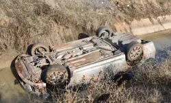 Aksaray'da otomobil sulama kanalına düştü; Baba ve kızı yaralandı