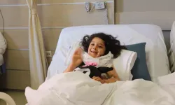 Ameliyatla çenesi boynundan ayrılan Gülşah, artık annesini öpebiliyor