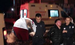 Annesinin erkek arkadaşını bıçakladı, polisle sokak ortasında çatıştı