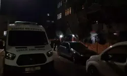 Annesiyle yaşadığı evde boğazından bıçaklanmış halde bulunan kadın öldü