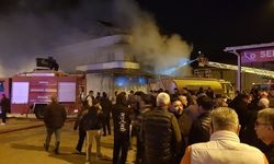 Antalya Kemer'de Elektrikçi Dükkânında Çıkan Yangın Mahalleliyi Sokağa Döktü