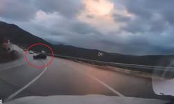 Antalya'da kayganlaşan yolda kontrolden çıktı, faciadan dönülen o anlar kamerada