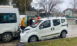 Antalya’da Zincirleme Trafik Kazası: Araçta Sıkışan Kadın Yolcu Kurtarıldı