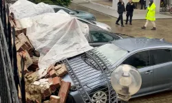 Aydın Efeler’de İstinat Duvarı Çöktü: 4 Araç Hasar Gördü