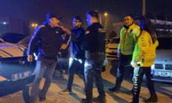 Babası kaputun üstünde oturup polise direndi… Araç trafikten men edildi