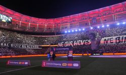 Beşiktaş – Galatasaray Derbisinde Tribünlerden Görsel Şov!