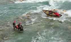 Seyhan Nehri’nde can pazarı: El ele tutuşup kurtarılmayı beklediler