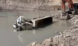 Devrilen hafriyat kamyonunun şoförü öldü