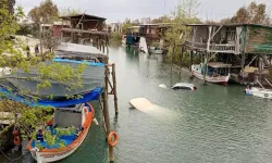 Direksiyon Hakimiyeti Kaybolan Otomobil Dereye Düştü