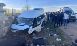 Diyarbakır'da işçileri taşıyan minibüs, bahçe duvarına çarptı; 10 yaralı