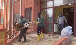 Ekipler gaz maskesiyle girdi iki günde temizledi: Evden 7 kamyonet çöp çıktı