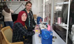 Elbistan’da depremzede kadın konteynerde kurduğu dikimevini büyüttü