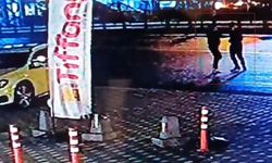 Eşiyle yürüdüğü sırada tanımadığı kişi tarafından bıçaklandı