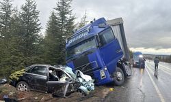 Eskişehir'de kan donduran kaza! TIR otomobili altına alıp sürükledi