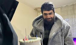 Evden çıkmayan telefon bağımlısı genç 25. yaşına bilgisayar başında girdi