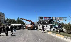 Gaziantep’te kamyonet ile minibüs çarpıştı; 1’i çocuk 4 yaralı