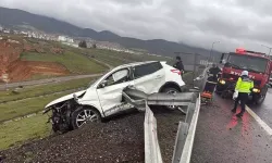 Gaziantep’te otomobil bariyere saplandı; 1 ölü, 2 yaralı