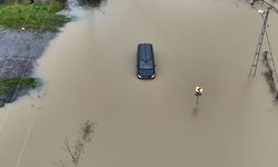 Göle dönen yolda mahsur kalan sürücü aracını bırakmadı, kurtarma anları kamerada