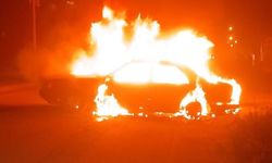 Hatay’da seyir halindeki otomobil cayır cayır yandı