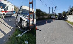 Hatay’da öğrenci servisi elektrik direğine çarptı: 4 yaralı